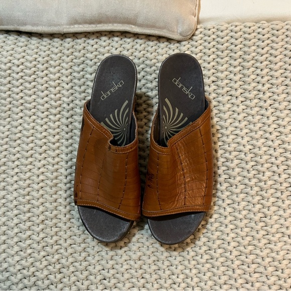 SOLD: Dansko Heeled Clog - Picture 1 of 2